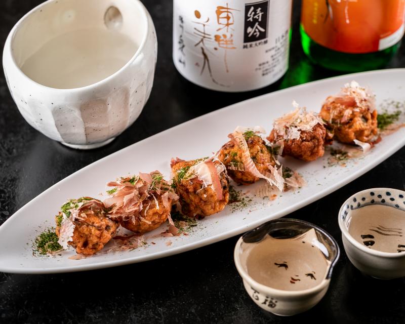 粉の代わりに魚のすり身を使用し、たこ焼き風に。